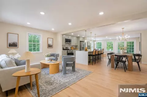 21 Glannon Rd, Livingston, NJ 07039