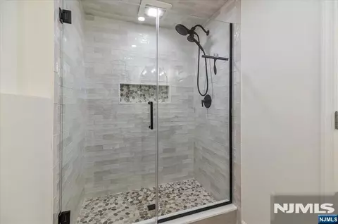 Bath - 52 Crescent Rd, Wanaque, NJ 07465 photo 3 of 4