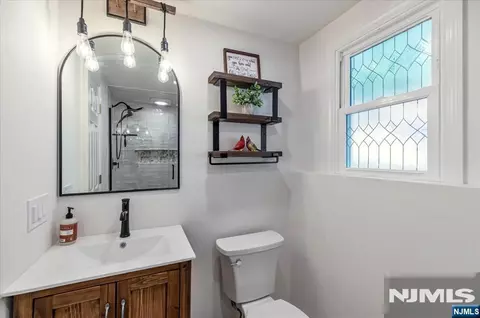 Bath - 52 Crescent Rd, Wanaque, NJ 07465 photo 4 of 4
