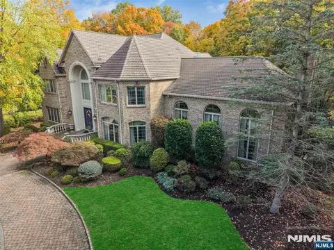 13 Great Hall Rd, Mahwah, NJ 07430