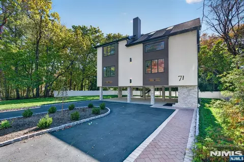 71 Beechwood Dr, Hillsdale, NJ 07642
