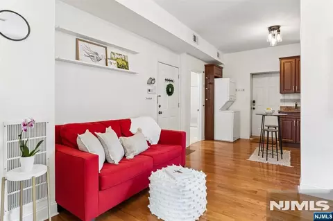 80 Bay St #7, Montclair, NJ 07042