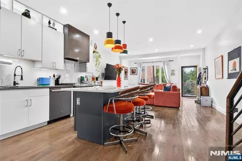 106 Astor Pl, Jersey City, NJ 07304