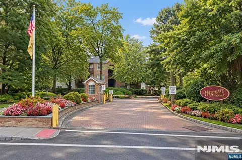 252 Village Circle Dr #1121, Fort Lee, NJ 07024