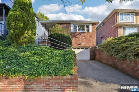 326 3rd St, Palisades Park, NJ 07650