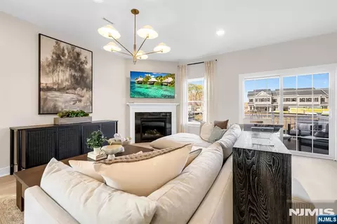 14 Belmont Pl, Oakland, NJ 07436