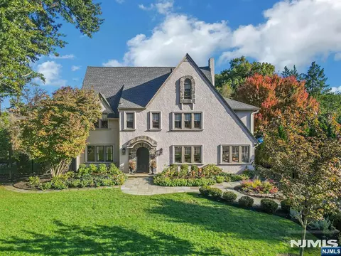 329 Cantrell Rd, Ridgewood, NJ 07450