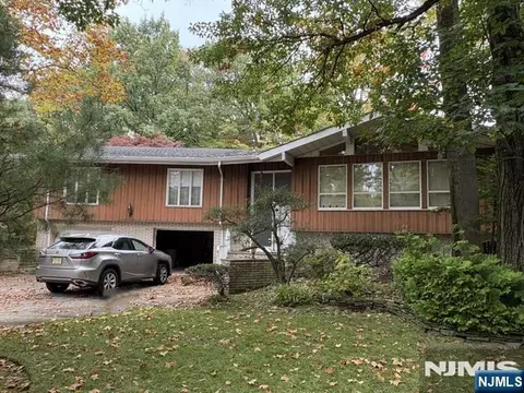 60 Karens Ln, Englewood Cliffs, NJ 07632