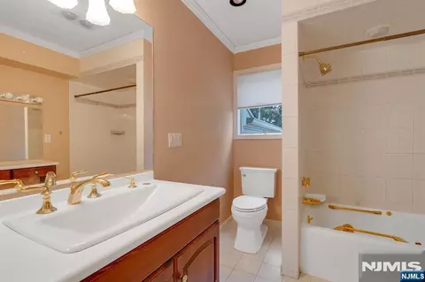 Bath - 32 Clinton Ln, Wayne, NJ 07470 photo 3 of 3