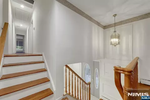 Entry Way - 32 Clinton Ln, Wayne, NJ 07470 photo 2 of 2