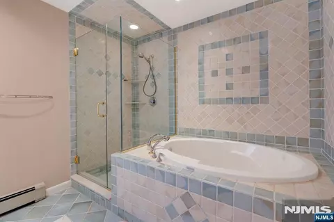 Bath - 32 Clinton Ln, Wayne, NJ 07470 photo 1 of 3