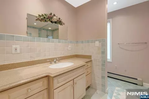 Bath - 32 Clinton Ln, Wayne, NJ 07470 photo 2 of 3