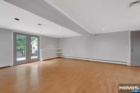 Living - 32 Clinton Ln, Wayne, NJ 07470 photo 2 of 3