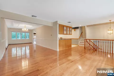 Living - 32 Clinton Ln, Wayne, NJ 07470 photo 1 of 3