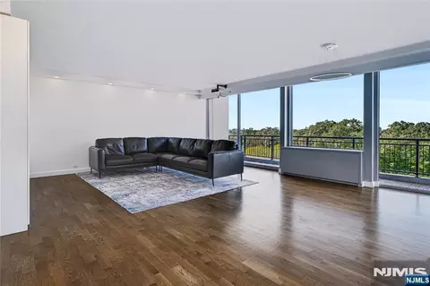 2 Horizon Rd #812, Fort Lee, NJ 07024