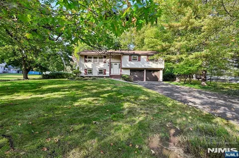 7 Tanglewood Dr, Livingston, NJ 07039