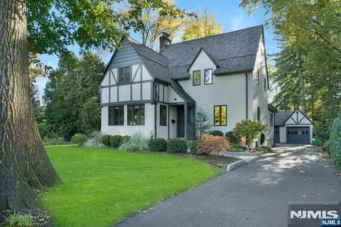 15 Gilbert Rd, Ho Ho Kus, NJ 07423