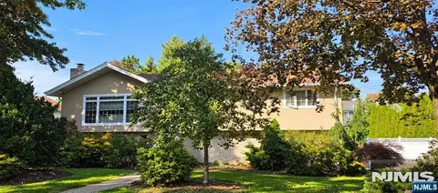 34 Carol Dr, Englewood Cliffs, NJ 07632