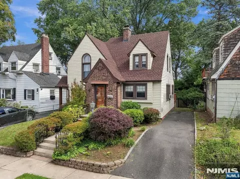 93 Stoughton St, Bergenfield, NJ 07621