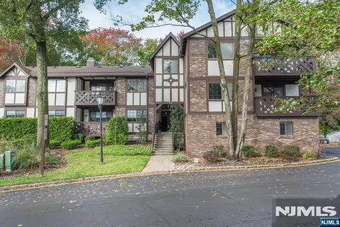 1102 Faulkner Ct, Mahwah, NJ 07430