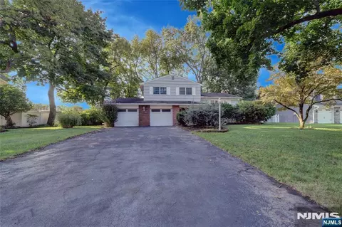 15 Jocelyn Pl, Pompton Plains, NJ 07444