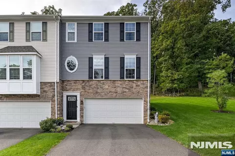 4 Woodland Way, Mount Arlington, NJ 07856