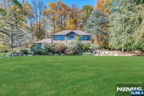 801 Pony Trl, Franklin Lakes, NJ 07417