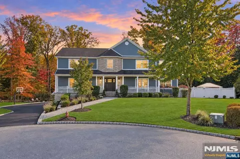 18 Heritage Ln, Mahwah, NJ 07430