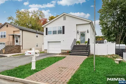 33 Ballston St, Bloomingdale, NJ 07403