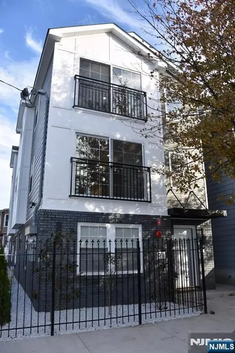 636 10th St, Newark, NJ 07108
