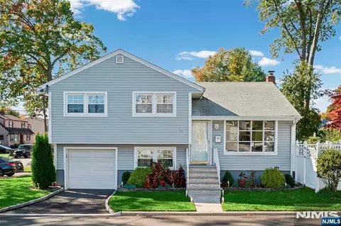 34 Queen St, Bergenfield, NJ 07621