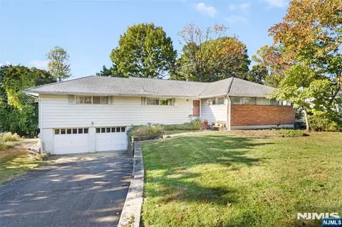 11 Hamilton Dr, North Caldwell, NJ 07006