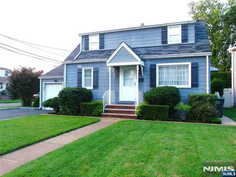 32 Dojean Ct, Bergenfield, NJ 07621