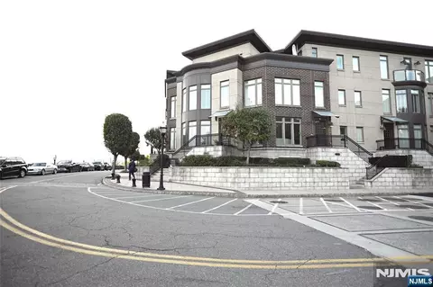4 Henley Pl #4, Weehawken, NJ 07086