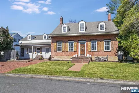 404 Washington Ave, Dumont, NJ 07628