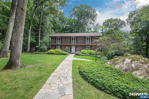 390 Ski Trl, Kinnelon, NJ 07405