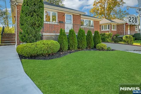 228 Forest Rd, Fort Lee, NJ 07024