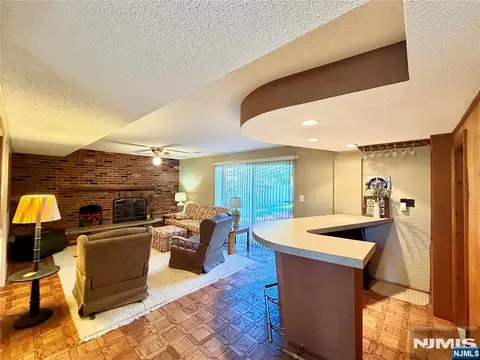 Living - 41 Mohawk Dr, Springfield, NJ 07081 photo 6 of 11