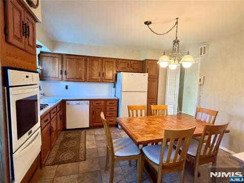 Kitchen - 41 Mohawk Dr, Springfield, NJ 07081 photo 2 of 4