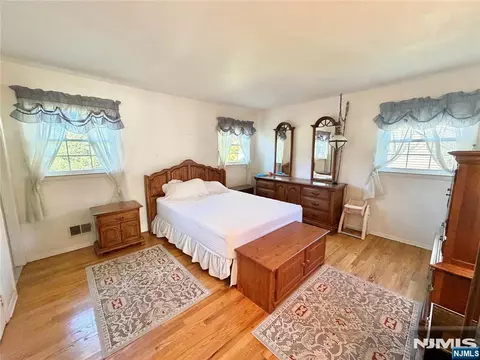 Bedroom - 41 Mohawk Dr, Springfield, NJ 07081 photo 1 of 6