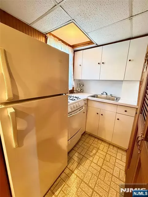 Kitchen - 41 Mohawk Dr, Springfield, NJ 07081 photo 3 of 4
