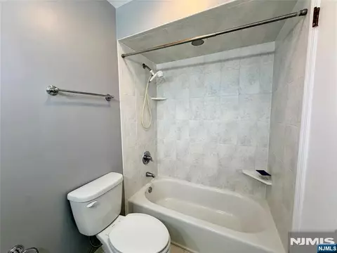 Bath - 41 Mohawk Dr, Springfield, NJ 07081 photo 2 of 4