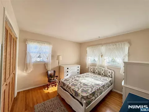 Bedroom - 41 Mohawk Dr, Springfield, NJ 07081 photo 3 of 6