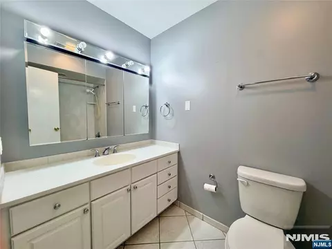 Bath - 41 Mohawk Dr, Springfield, NJ 07081 photo 1 of 4