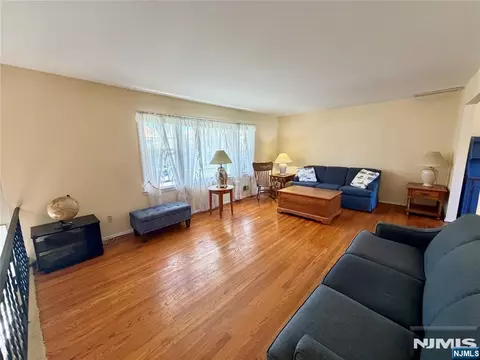 Living - 41 Mohawk Dr, Springfield, NJ 07081 photo 3 of 11