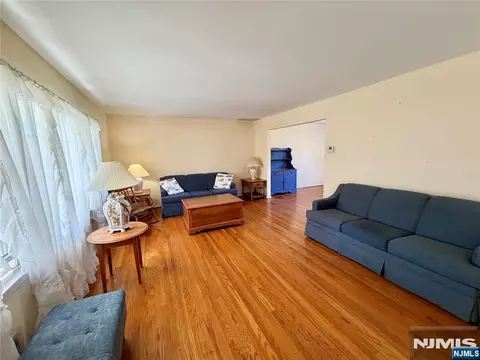Living - 41 Mohawk Dr, Springfield, NJ 07081 photo 4 of 11