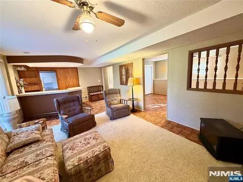Living - 41 Mohawk Dr, Springfield, NJ 07081 photo 8 of 11