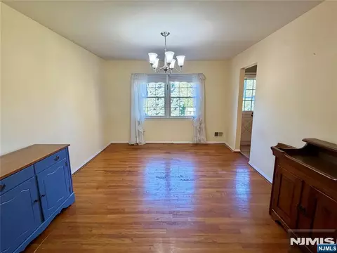Living - 41 Mohawk Dr, Springfield, NJ 07081 photo 5 of 11