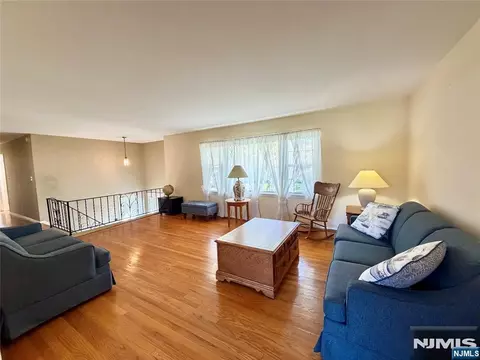 Living - 41 Mohawk Dr, Springfield, NJ 07081 photo 2 of 11