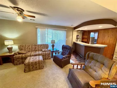 Living - 41 Mohawk Dr, Springfield, NJ 07081 photo 9 of 11